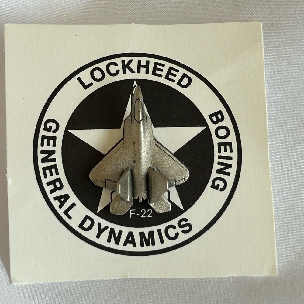 BOEING LOCKHEED GENERAL DYNAMICS F-22 AIRPLANE AVIATION TIE TACK LAPEL PIN NEW